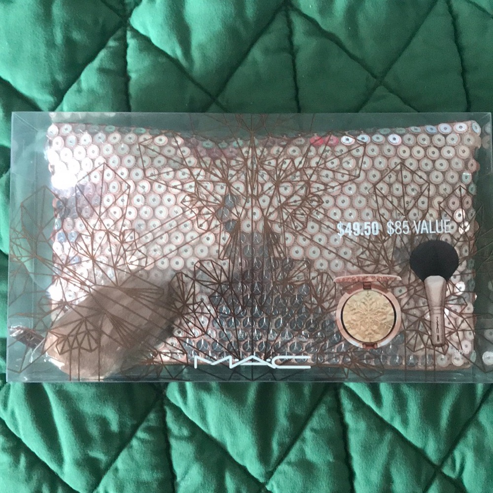 Mac holiday highlight set